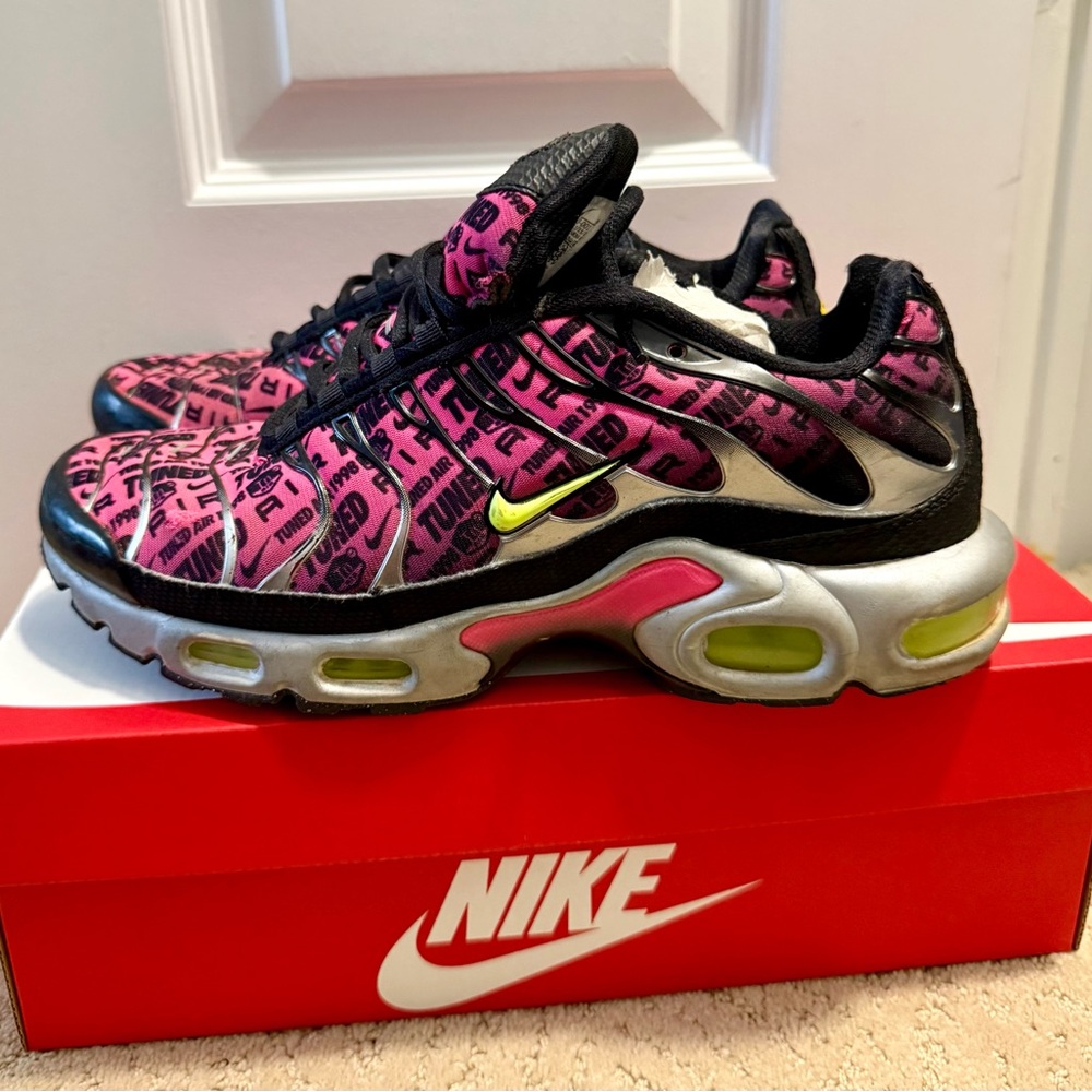 EUC Nike US 8 Black and Pink Athletic Shoes